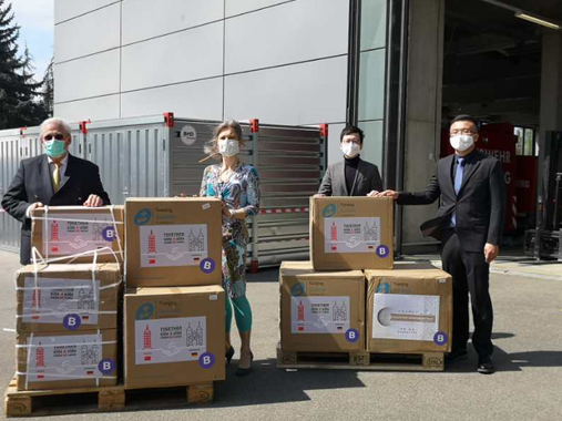 托马斯·拉贝和海德堡市政府代表接受物资捐赠